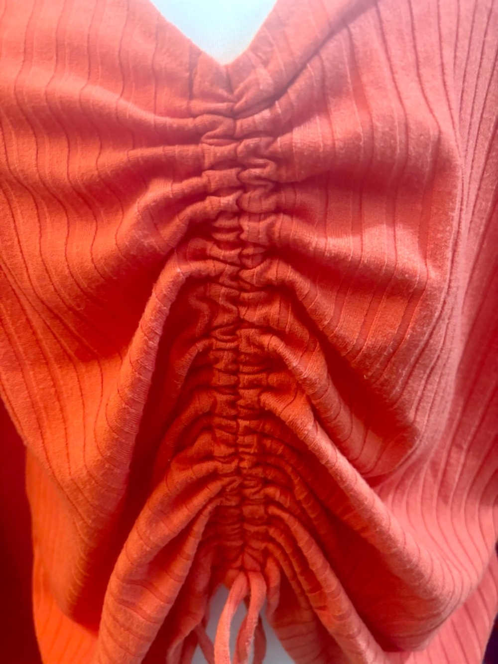 G by Giuliana Nutmeg Ribbed V-Neck Ruched Front Tee - Picture 3 of 5